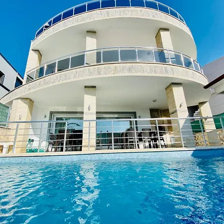 Luxury Roma With Private Pool 펜션 쿠사다시